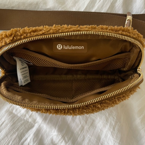 lululemon Everywhere Belt Bag *Fleece 1L Burnt Caramel - Picture 3 of 9